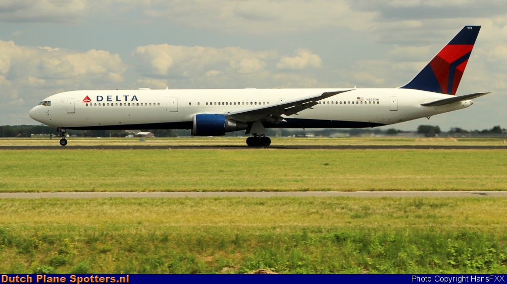 N837MH Boeing 767-400 Delta Airlines by HansFXX