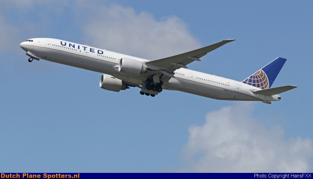 N2136U Boeing 777-300 United Airlines by HansFXX
