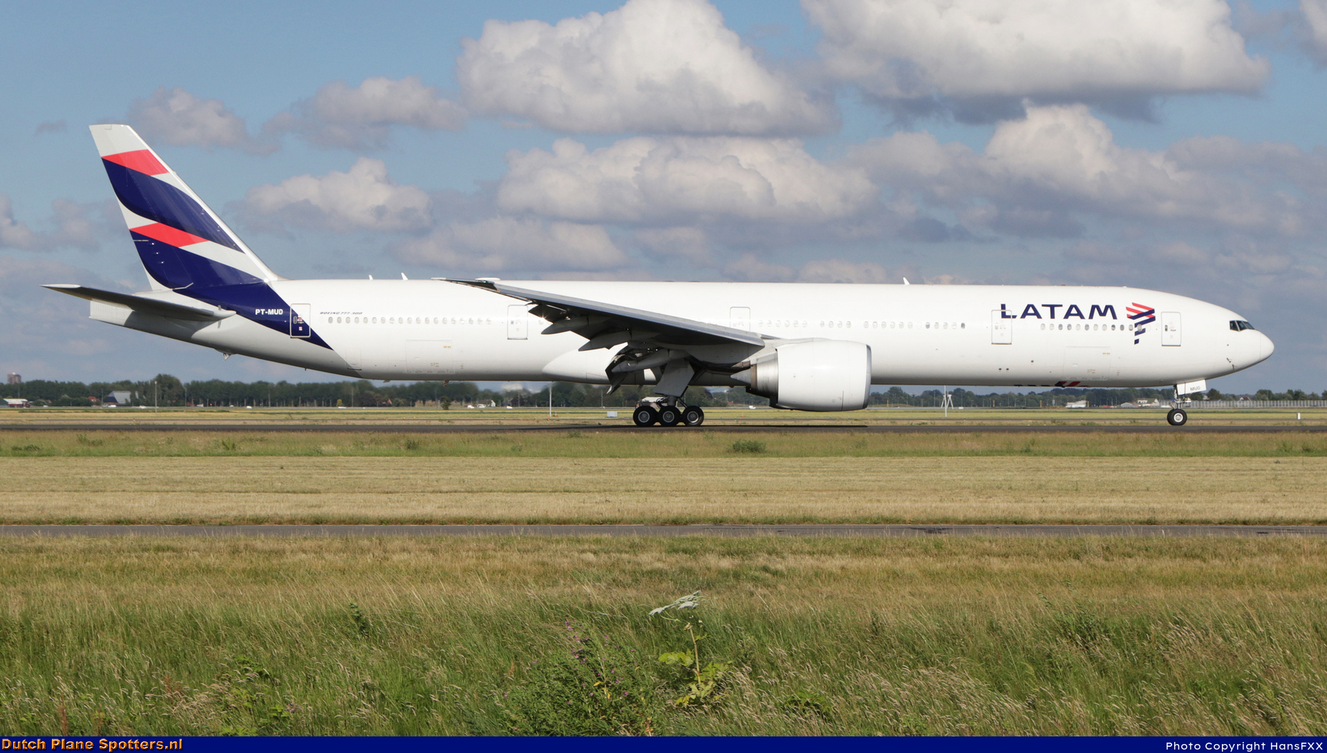 PT-MUD Boeing 777-300 LATAM Airlines Brazil by HansFXX