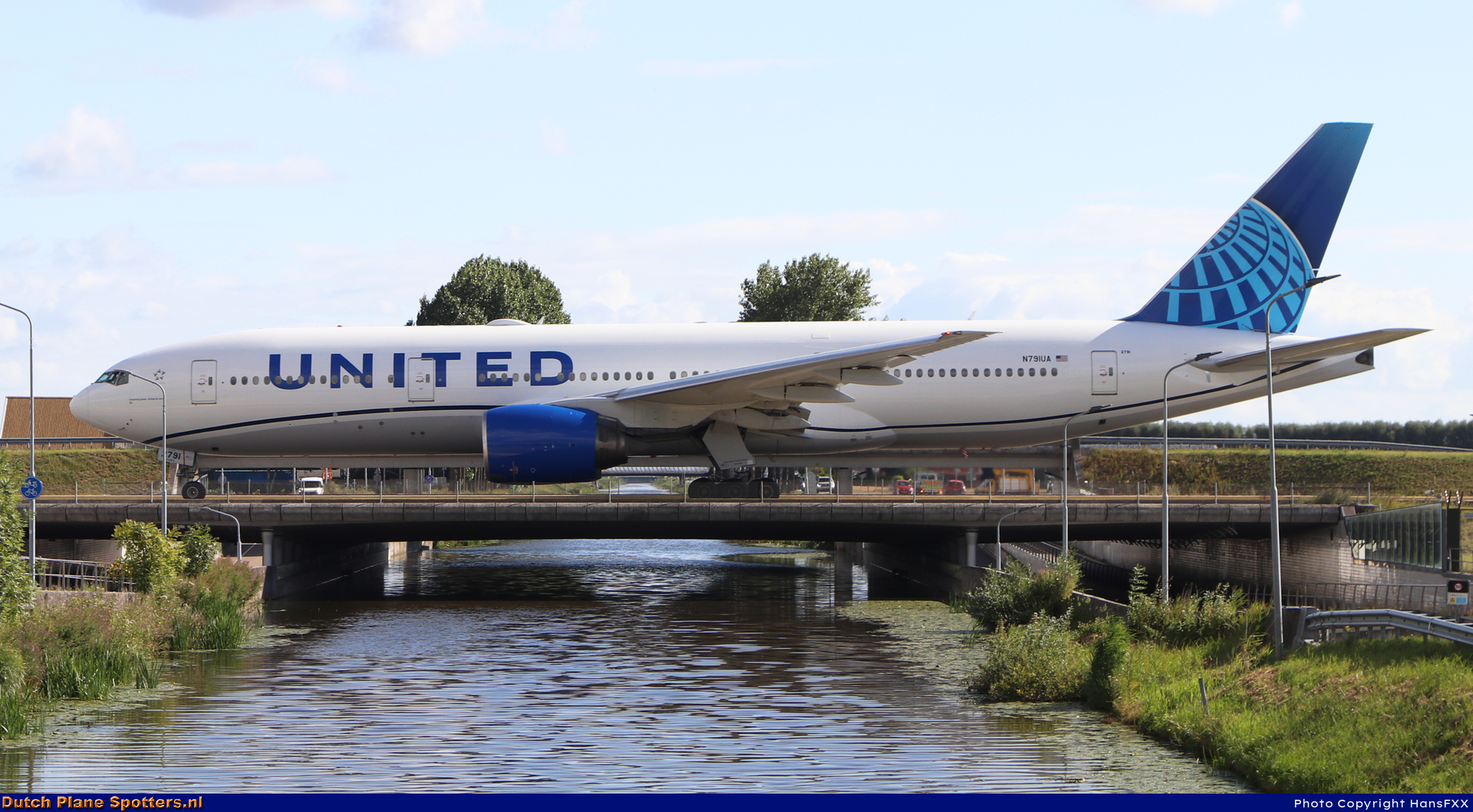 N791UA Boeing 777-200 United Airlines by HansFXX