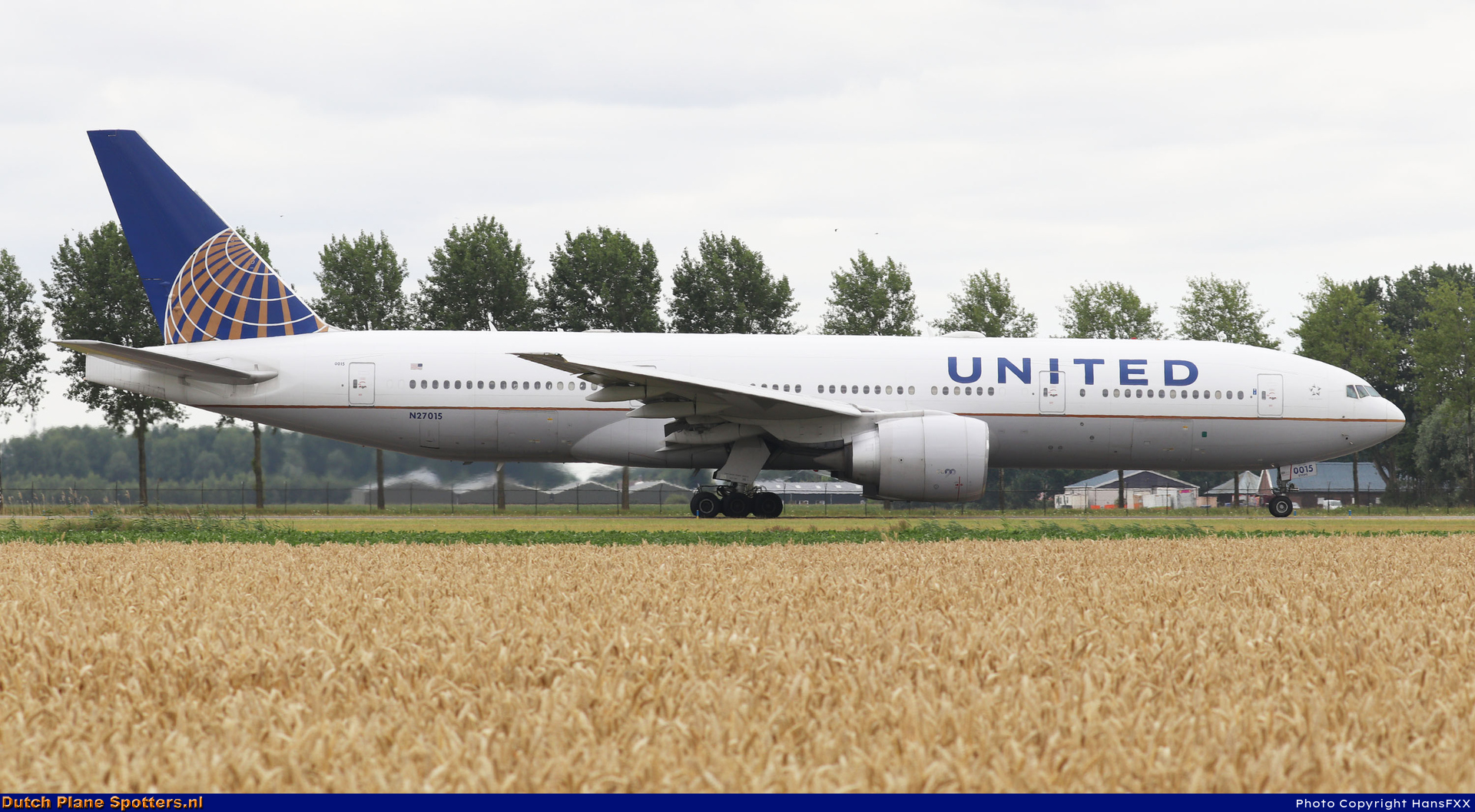 N27015 Boeing 777-200 United Airlines by HansFXX