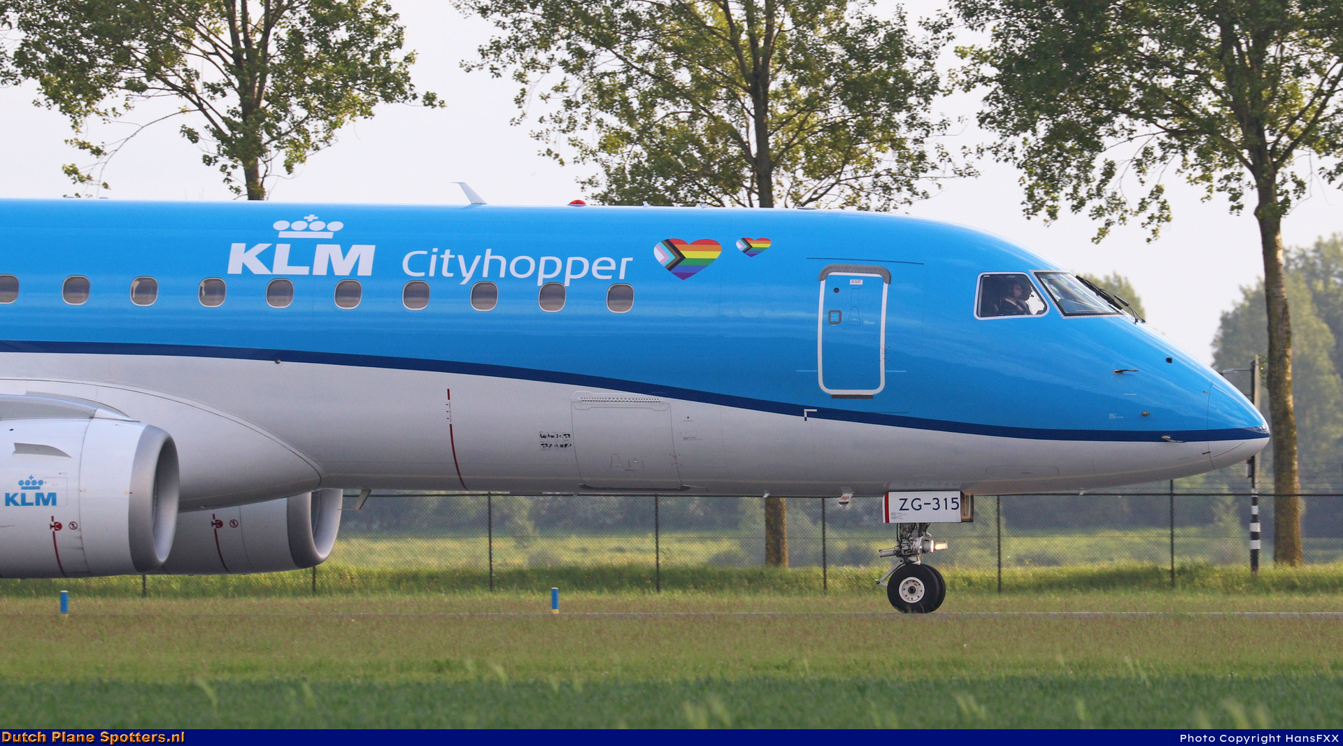 PH-EZG Embraer 190 KLM Cityhopper by HansFXX
