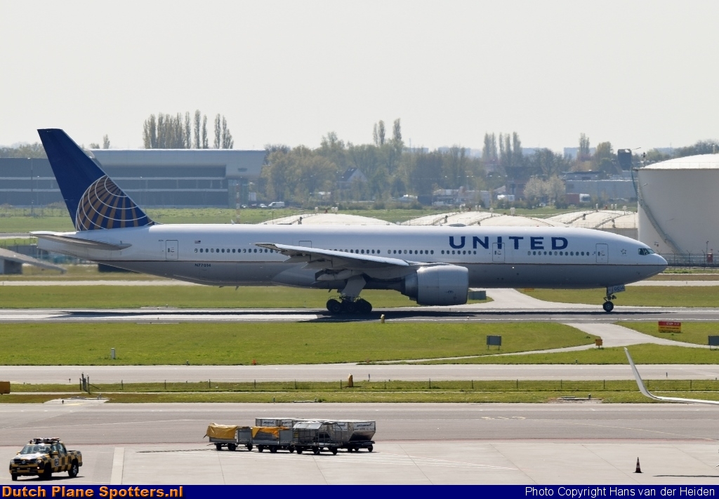 N77014 Boeing 777-200 United Airlines by Hans van der Heiden