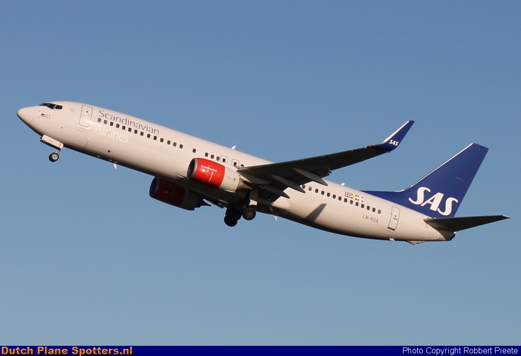 LN-RGA Boeing 737-800 SAS Scandinavian Airlines by Robbert Pieete