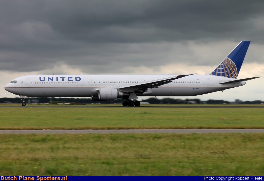 N76064 Boeing 767-400 United Airlines by Robbert Pieete