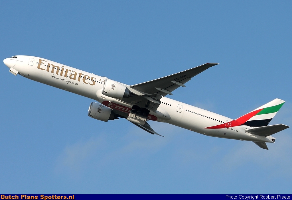 A6-EGP Boeing 777-300 Emirates by Robbert Pieete