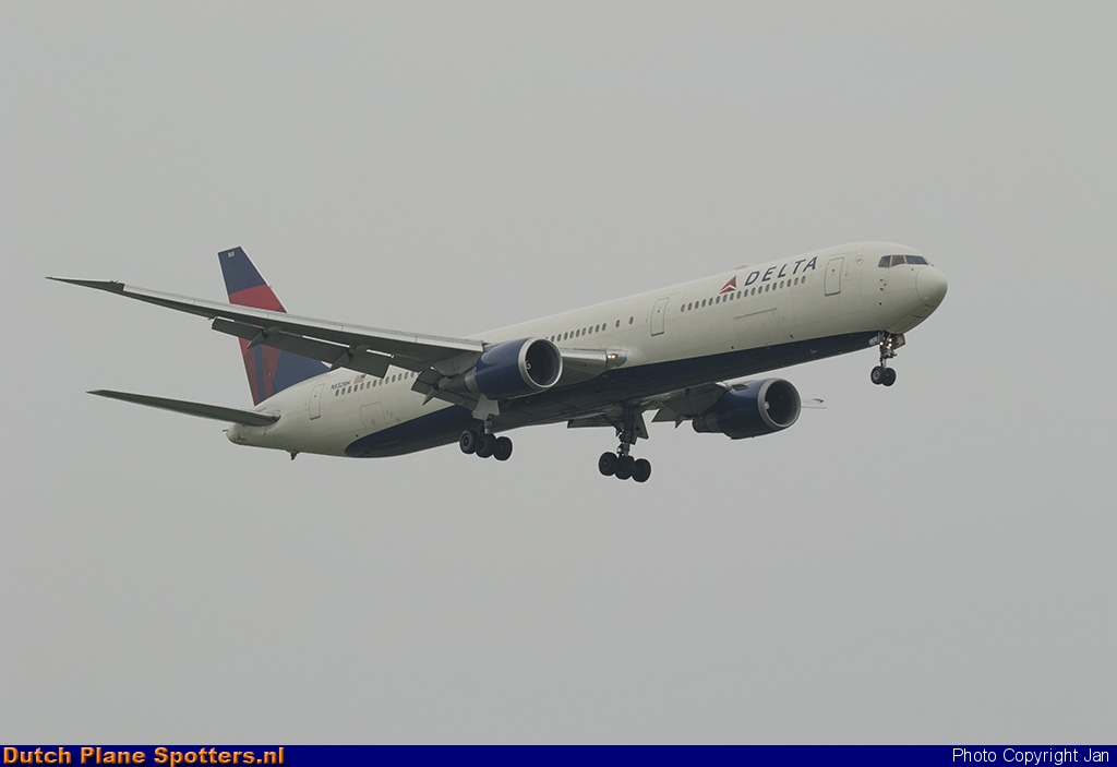 N832MH Boeing 767-400 Delta Airlines by Jan