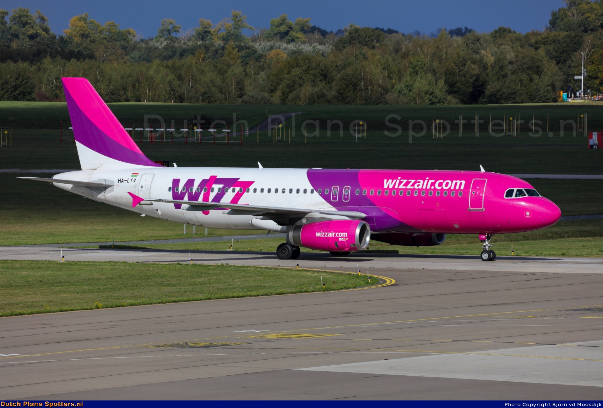 HA-LYV Airbus A320 Wizz Air by Bjorn van de Moosdijk