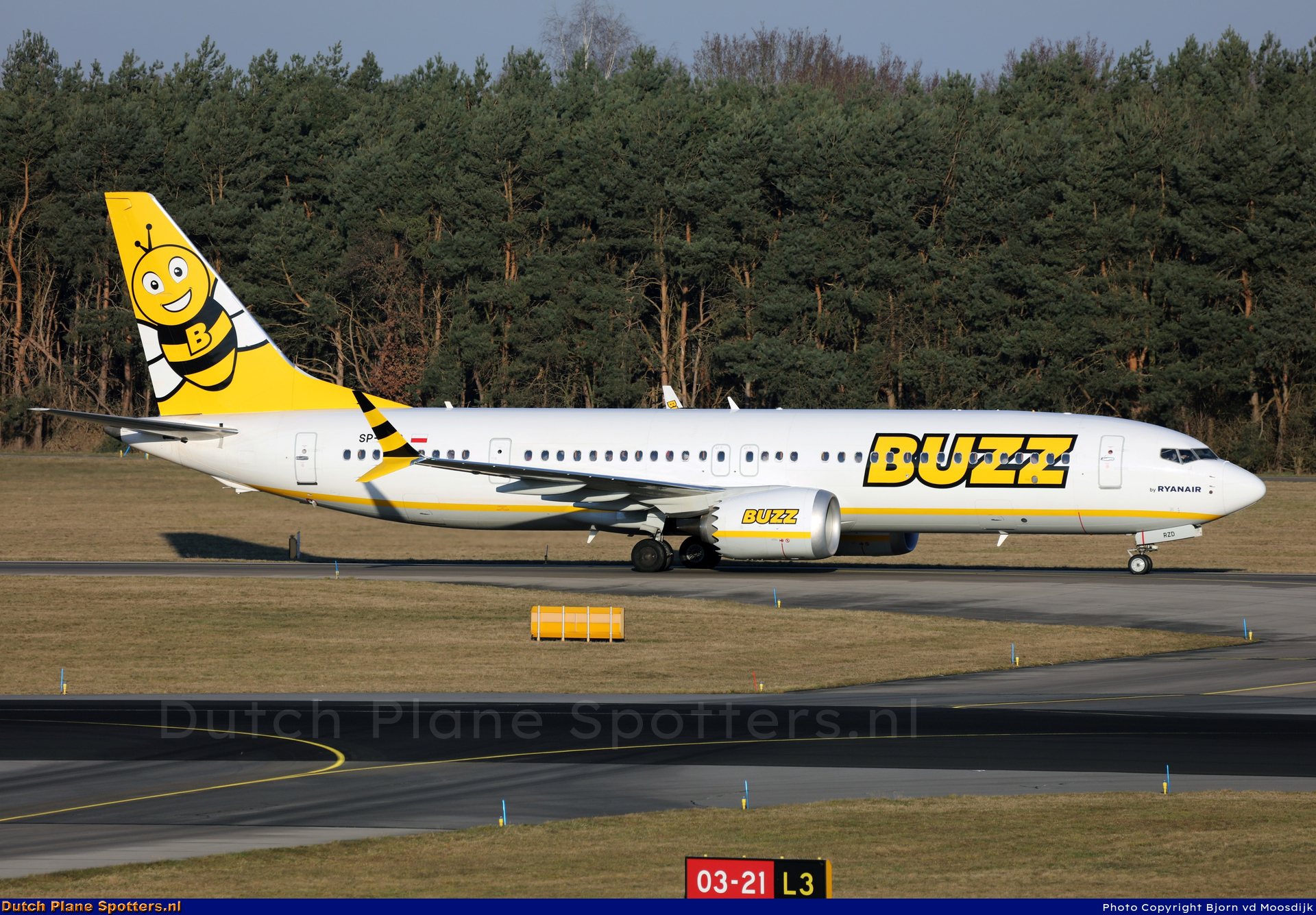 SP-RZD Boeing 737 MAX 8-200 Buzz (Ryanair) by Bjorn van de Moosdijk