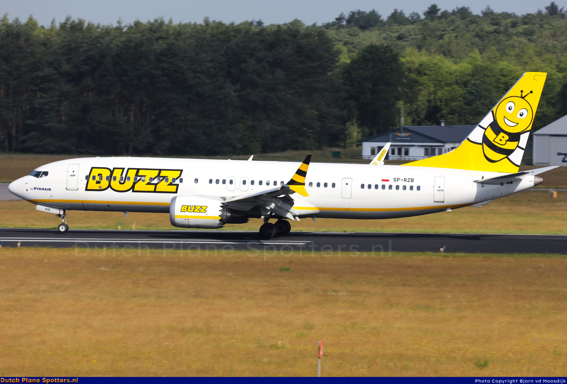 SP-RZB Boeing 737 MAX 8-200 Buzz (Ryanair) by Bjorn van de Moosdijk