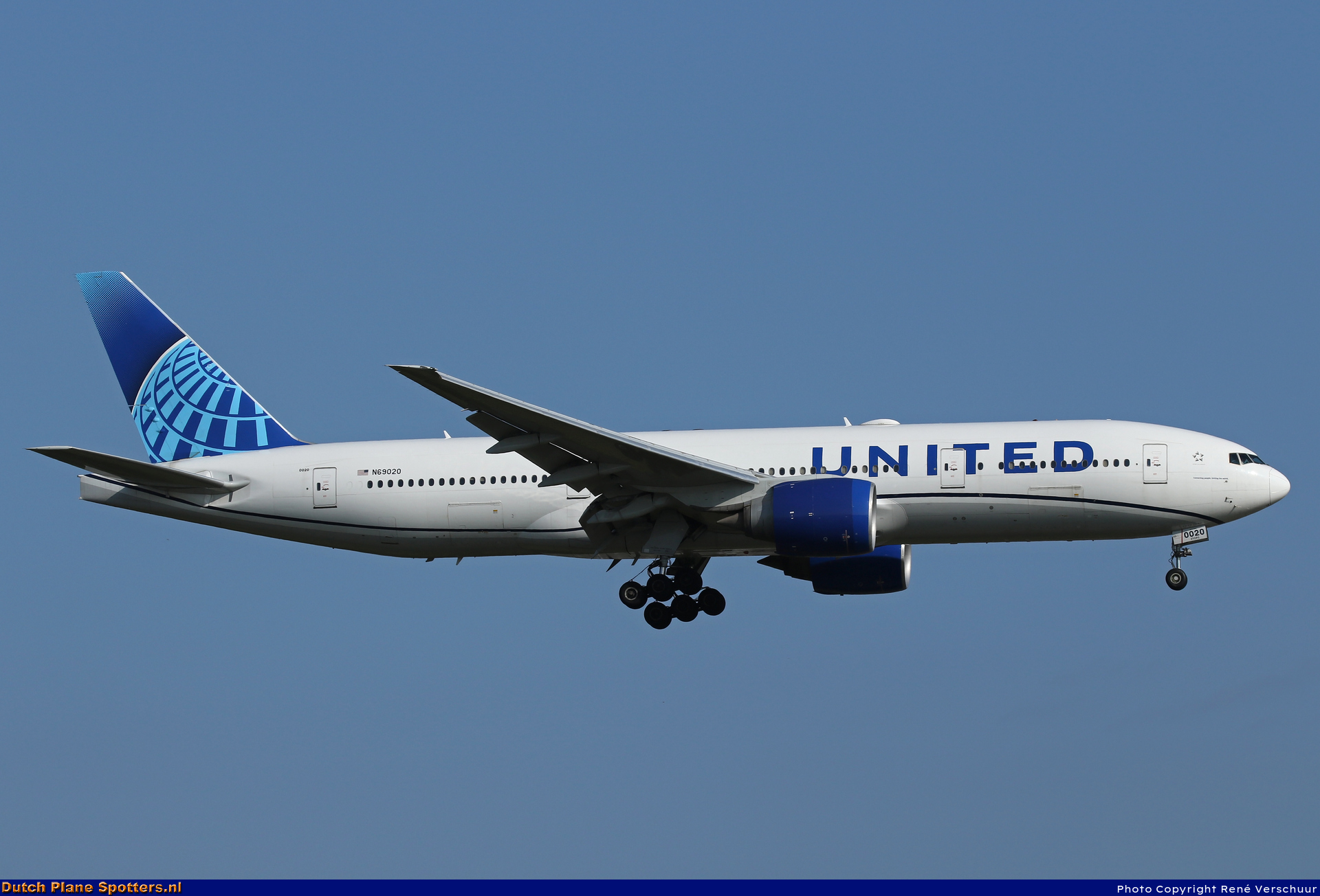 N69020 Boeing 777-200 United Airlines by René Verschuur