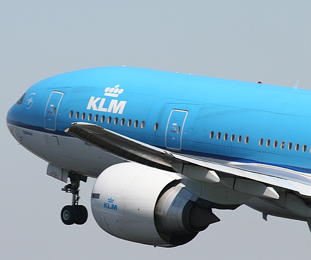 PH-BQE Boeing 777-200 KLM Royal Dutch Airlines by danny lemckert