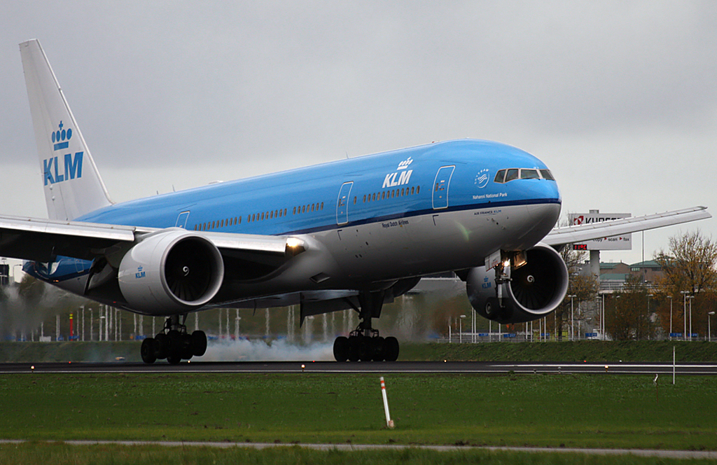 PH-BQN Boeing 777-200 KLM Royal Dutch Airlines by danny lemckert