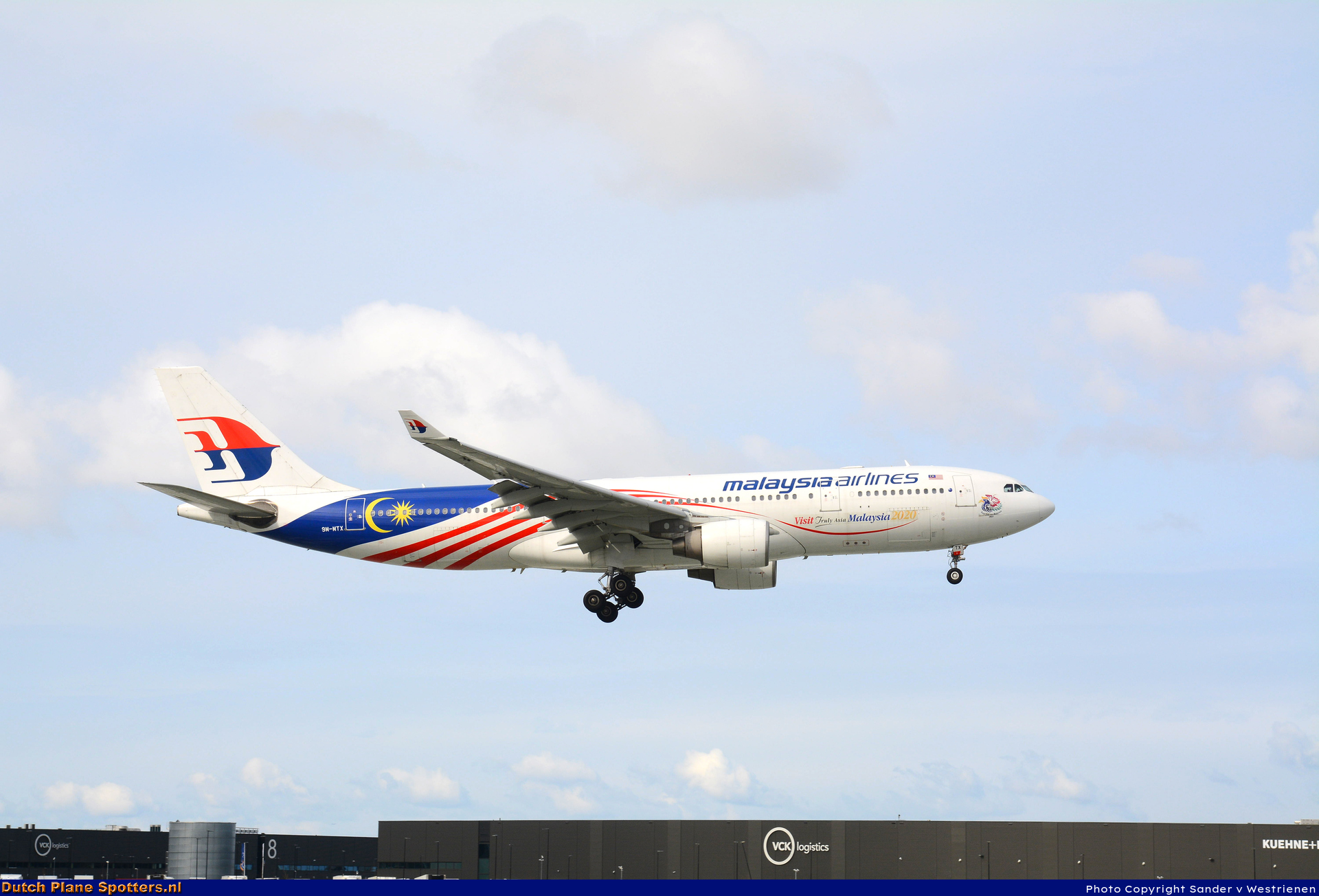 9M-MTX Airbus A330-200 Malaysia Airlines by Sander v Westrienen