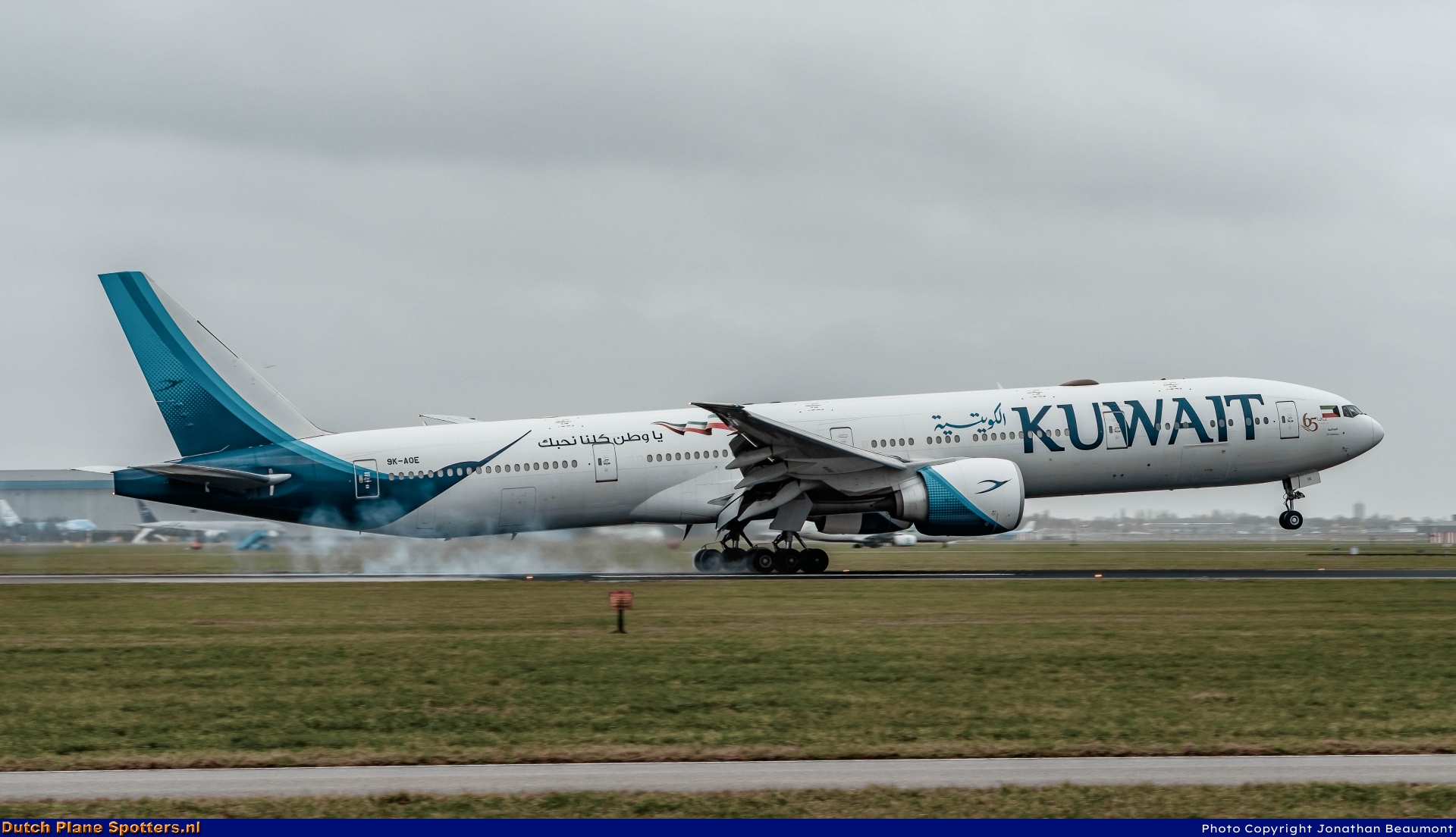 9K-AOE Boeing 777-300 Kuwait Airways by Jonathan Beaumont