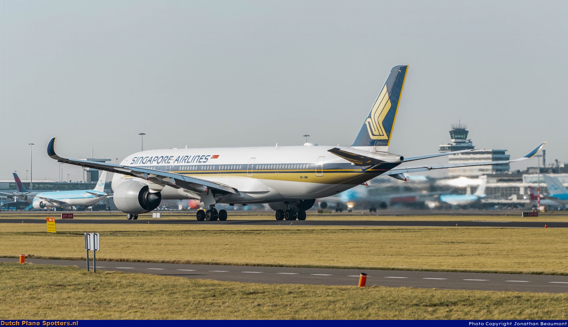 9V-SMH Airbus A350-900 Singapore Airlines by Jonathan Beaumont