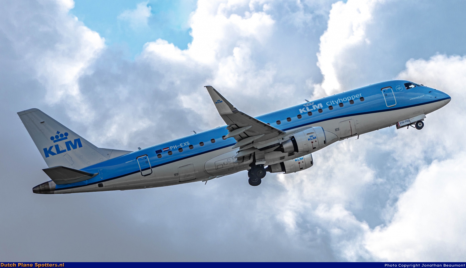 PH-EXS Embraer 175 KLM Cityhopper by Jonathan Beaumont