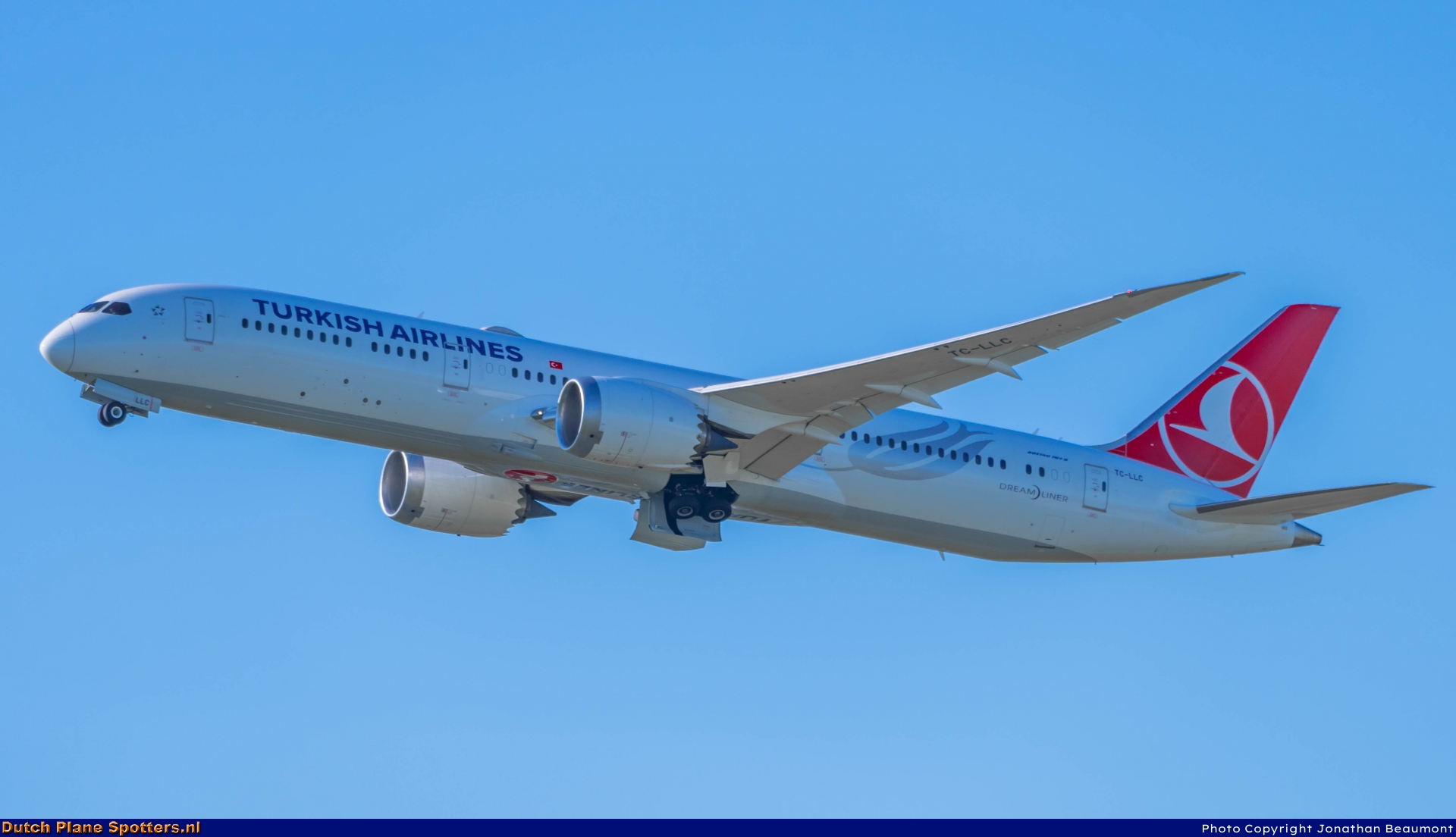 TC-LLC Boeing 787-9 Dreamliner Turkish Airlines by Jonathan Beaumont