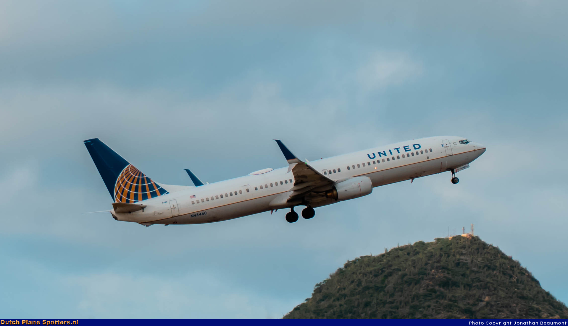N45440 Boeing 737-900 United Airlines by Jonathan Beaumont