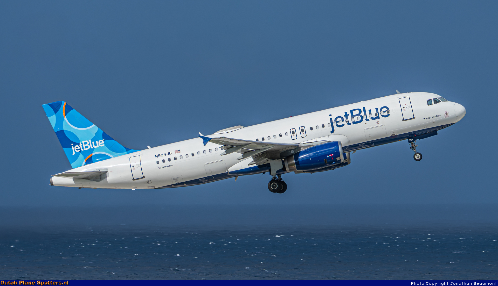 N594JB Airbus A320 jetBlue Airways by Jonathan Beaumont
