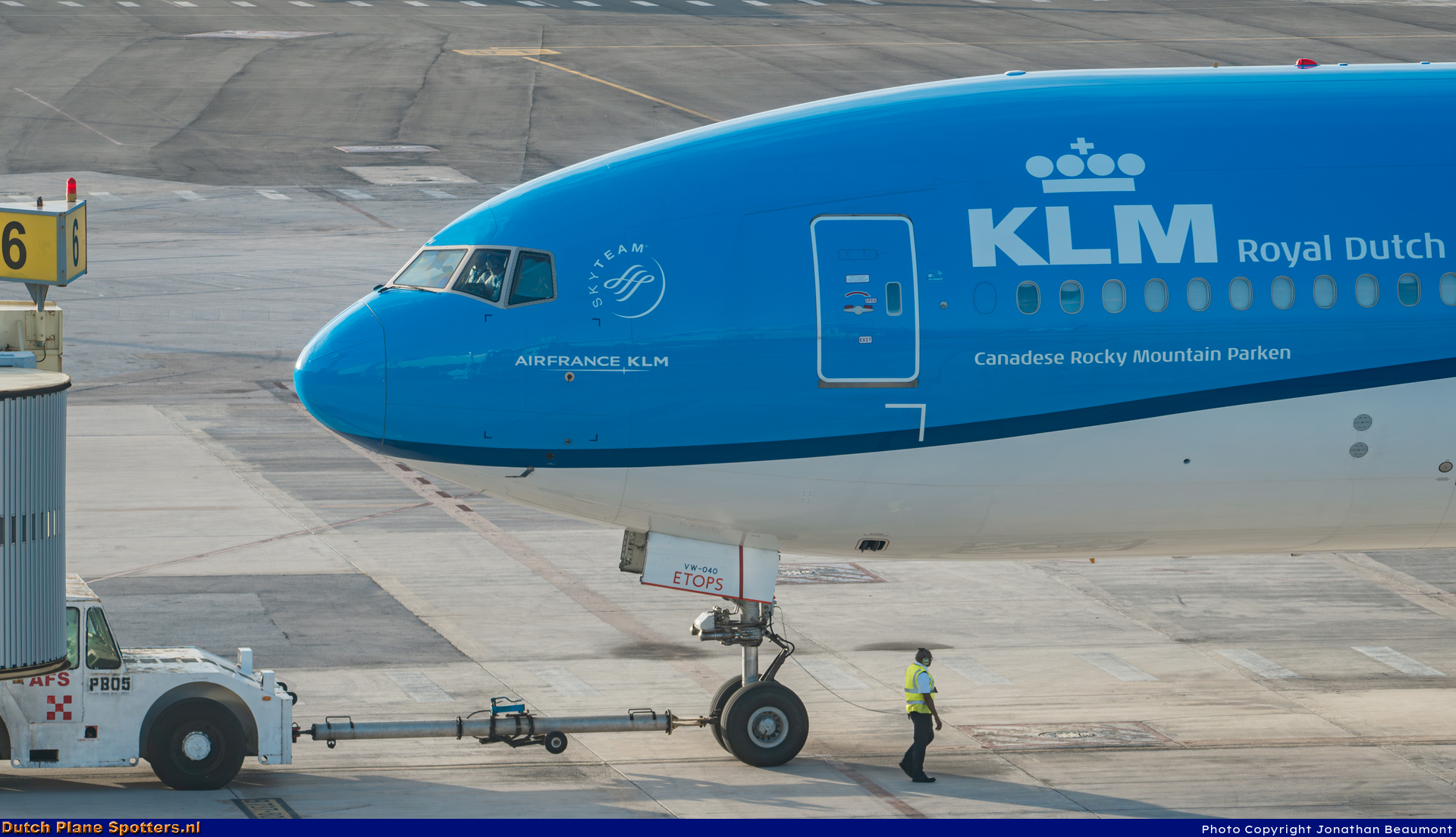 PH-BVW Boeing 777-300 KLM Royal Dutch Airlines by Jonathan Beaumont