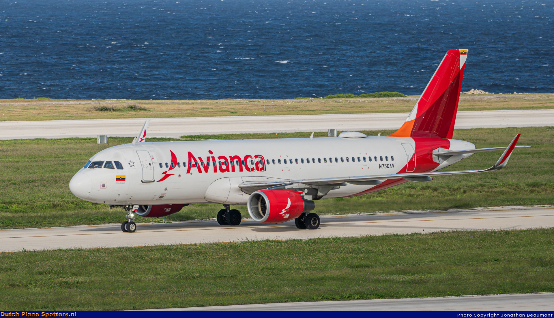 N750AV Airbus A320 Avianca Colombia by Jonathan Beaumont