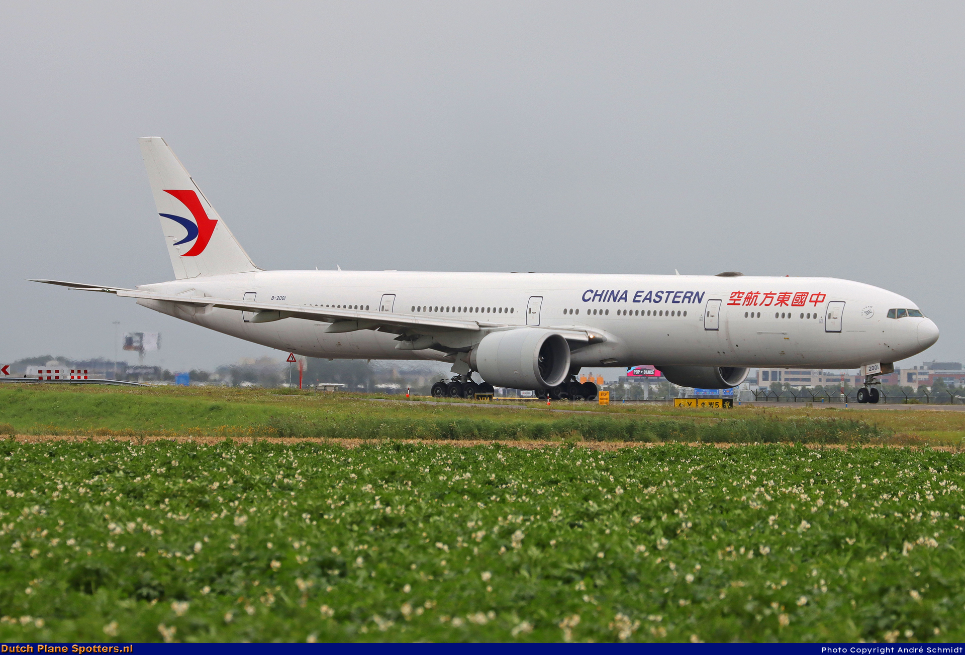 B-2001 Boeing 777-300 China Eastern Airlines by André Schmidt