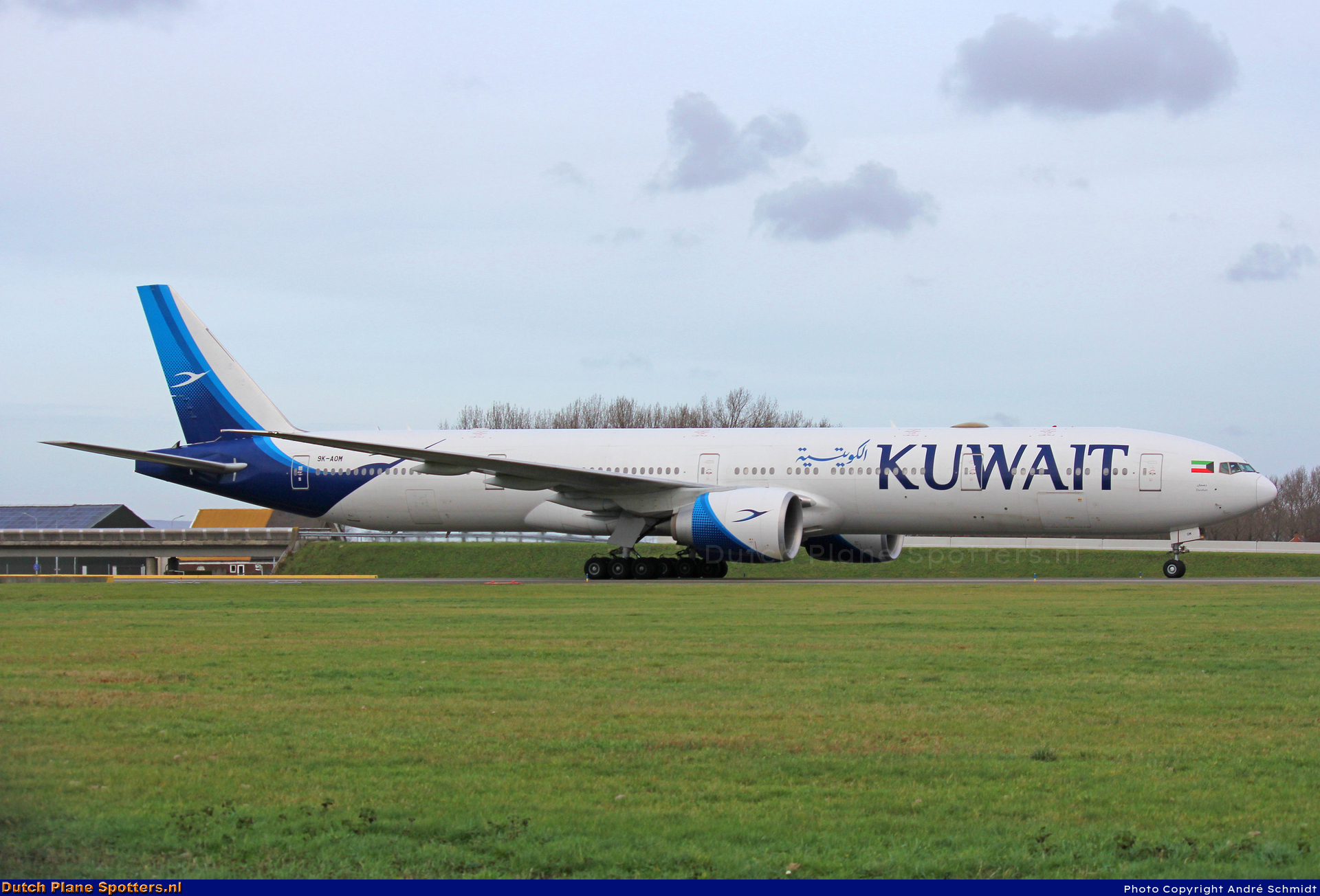 9K-AOM Boeing 777-300 Kuwait Airways by André Schmidt