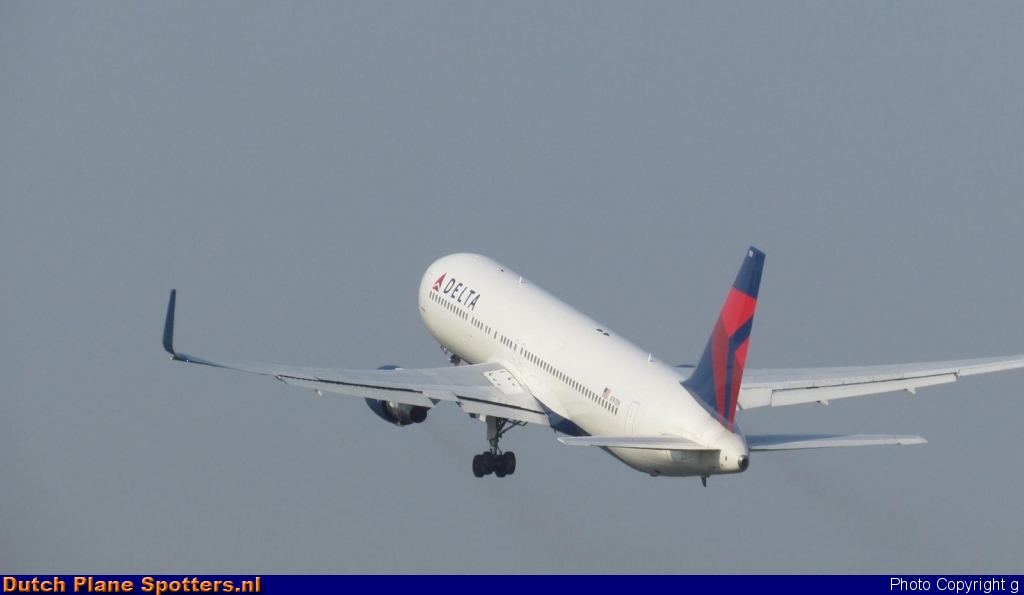  Boeing 767-300 Delta Airlines by g