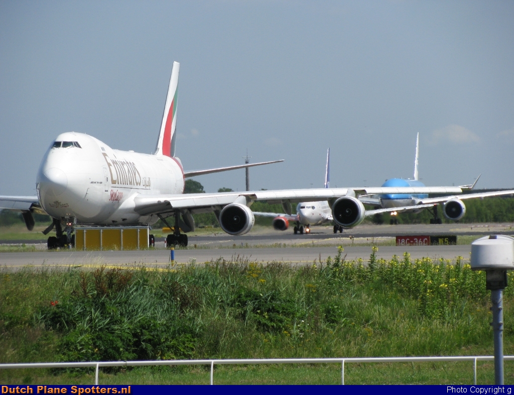  Boeing 747-400 Emirates Sky Cargo by g