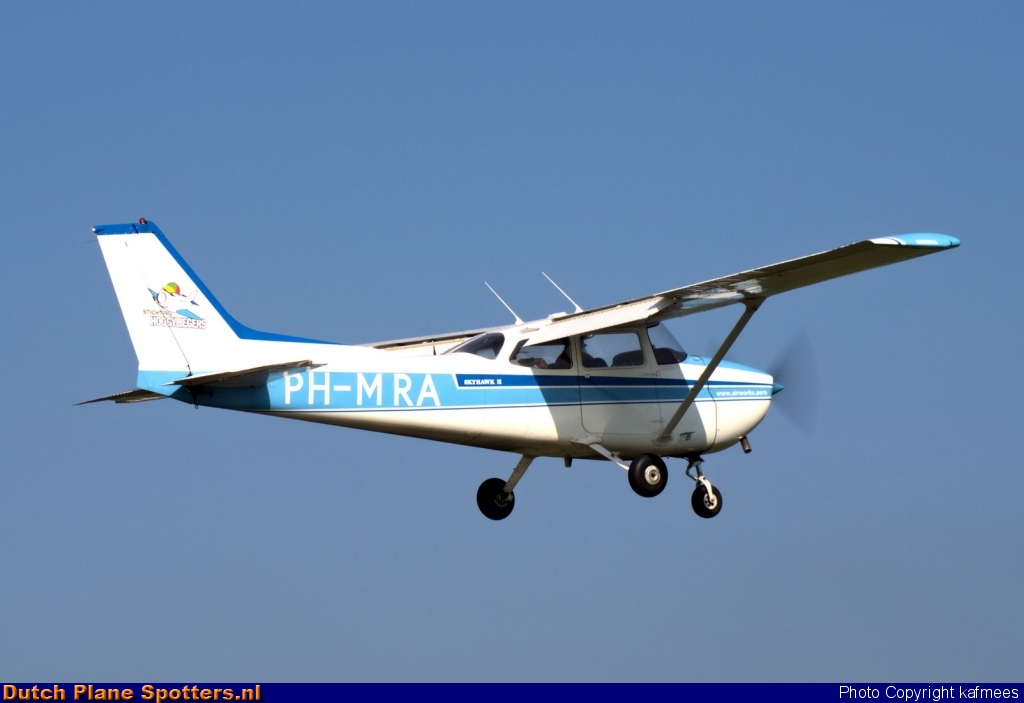PH-MRA Cessna 172 Skyhawk Private by Peter Veerman