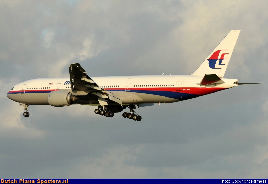 9M-MRI Boeing 777-200 Malaysia Airlines by Peter Veerman