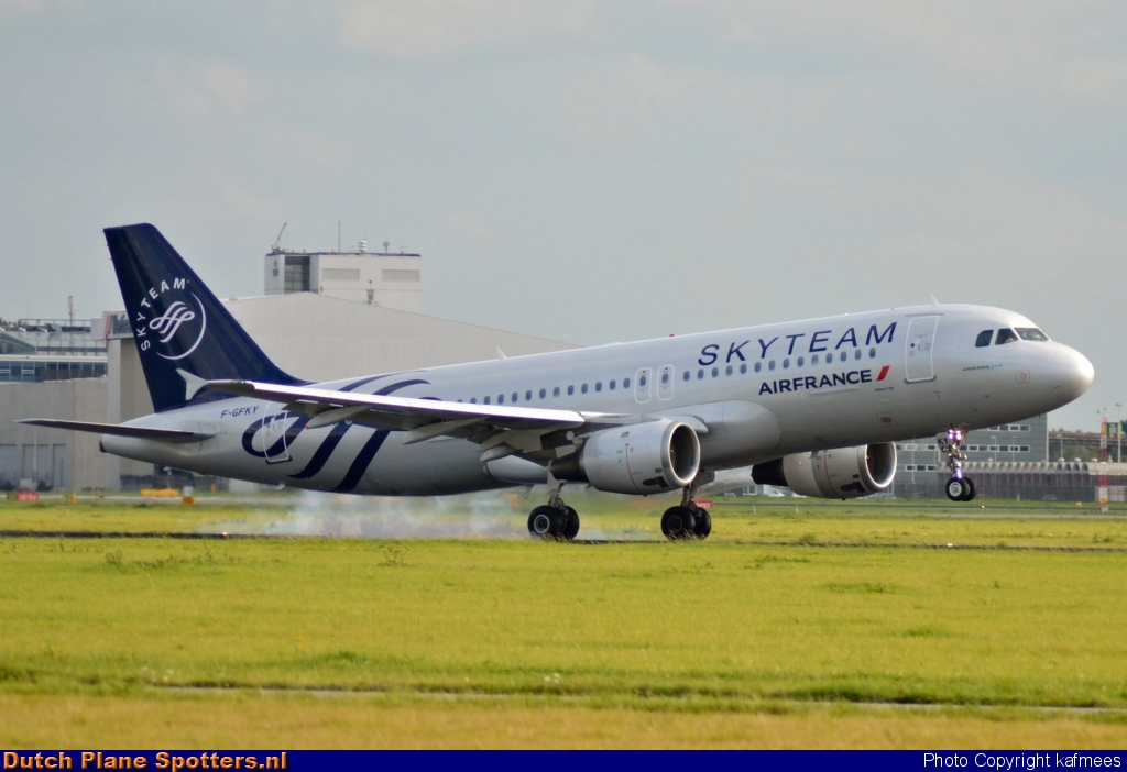 F-GFKY Airbus A320 Air France by Peter Veerman