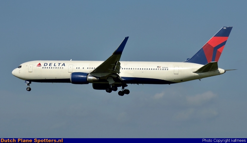 N156DL Boeing 767-300 Delta Airlines by Peter Veerman