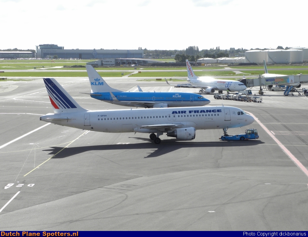 F-GFKH Airbus A320 Air France by dickbonarius