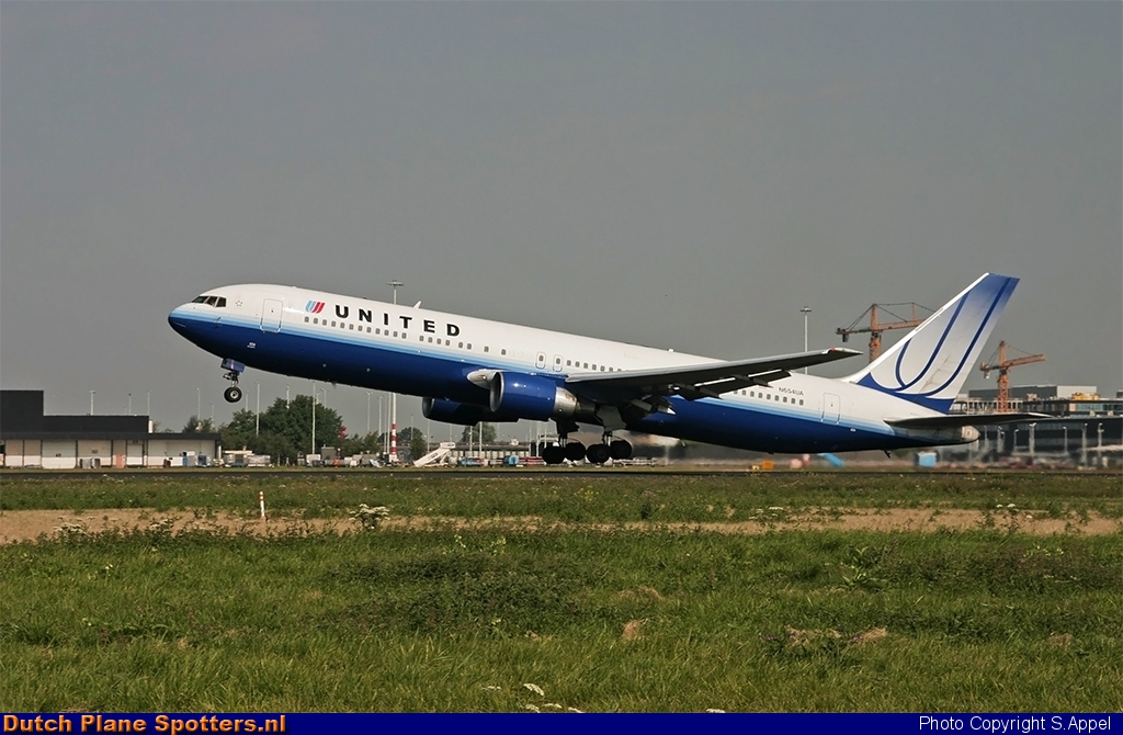 N654UA Boeing 767-300 United Airlines by S.Appel