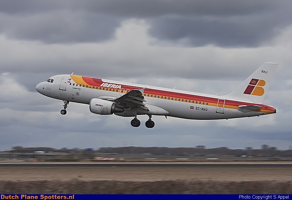 EC-KHJ Airbus A320 Iberia by S.Appel