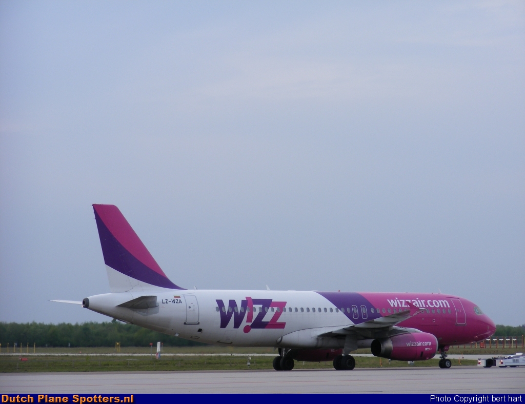LZ-WZA Airbus A320 Wizz Air by bert hart
