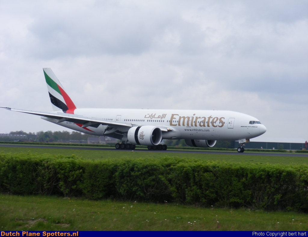A6-EWJ Boeing 777-200 Emirates by bert hart