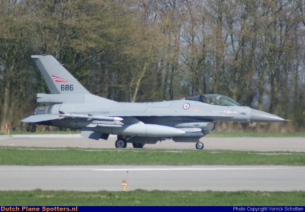 686 General Dynamics F-16 Fighting Falcon MIL - Norway Royal Air Force by Yorrick Schotten