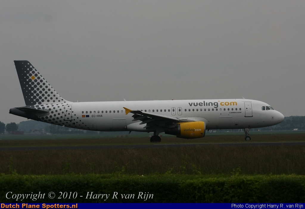 EC-HHA Airbus A320 Vueling.com by Harry R. van Rijn
