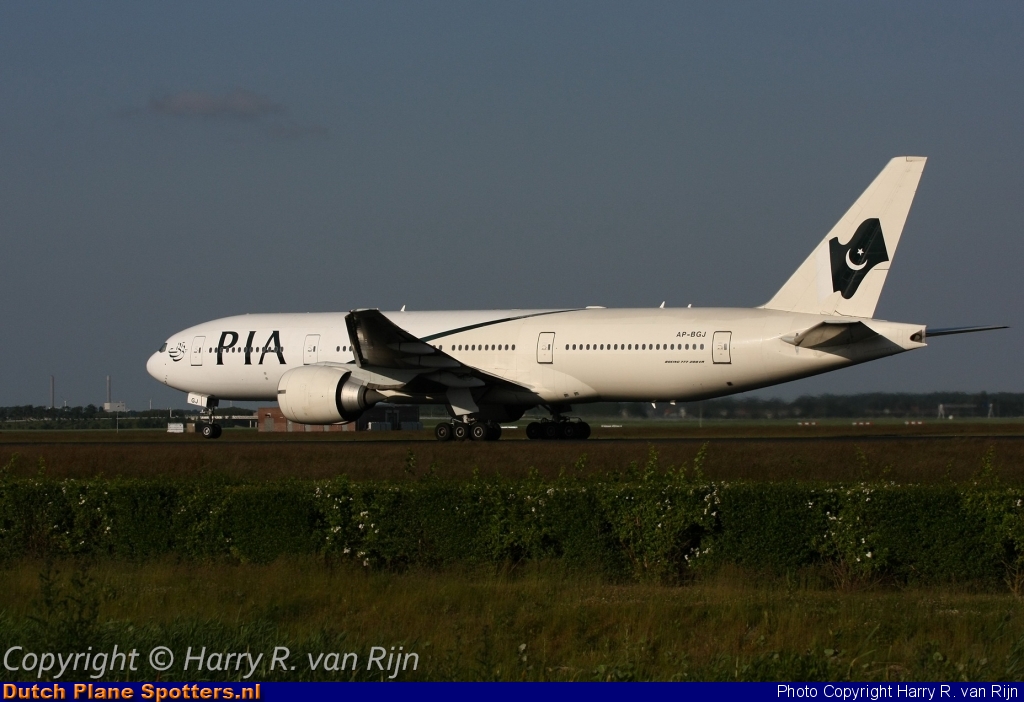 AP-BGJ Boeing 777-200 PIA Pakistan International Airlines by Harry R. van Rijn