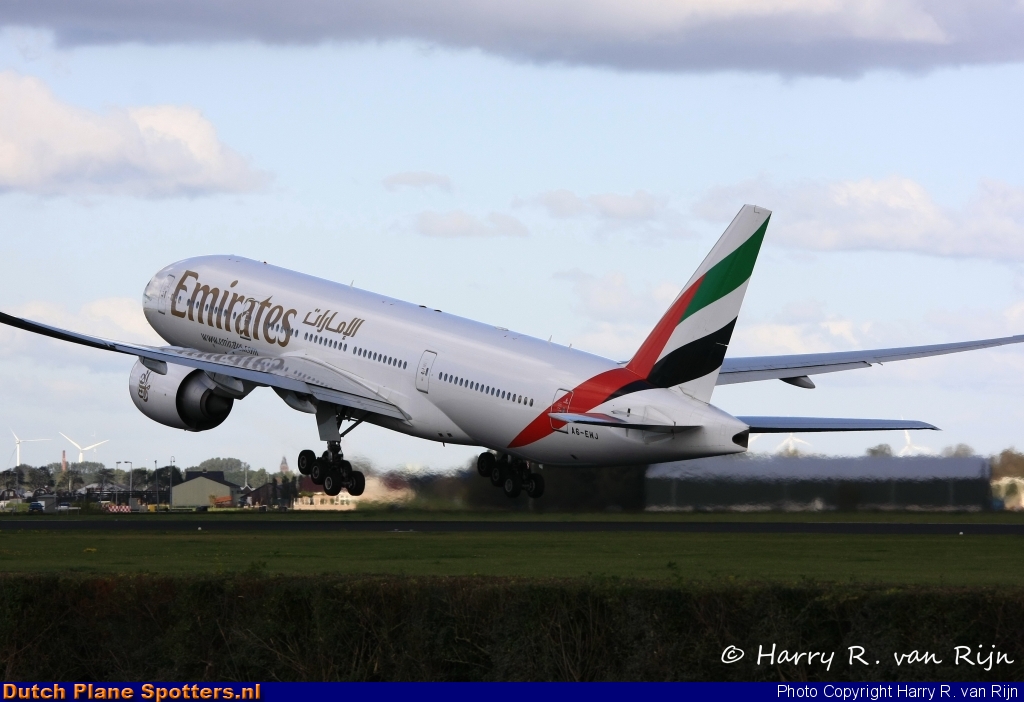 A6-EWJ Boeing 777-200 Emirates by Harry R. van Rijn