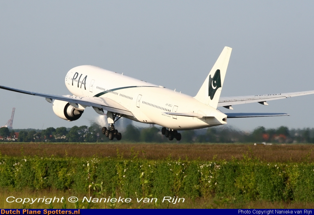 AP-BGJ Boeing 777-200 PIA Pakistan International Airlines by Nanieke van Rijn
