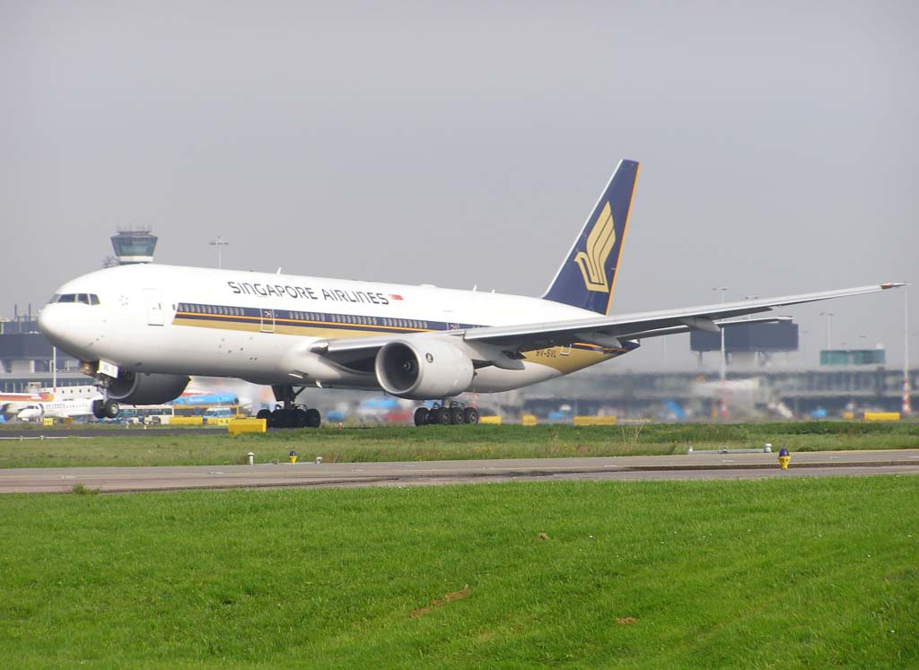 9V-SVL Boeing 777-200 Singapore Airlines by Captainofthesky