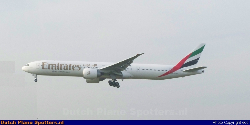 A6-EGI Boeing 777-300 Emirates by edd