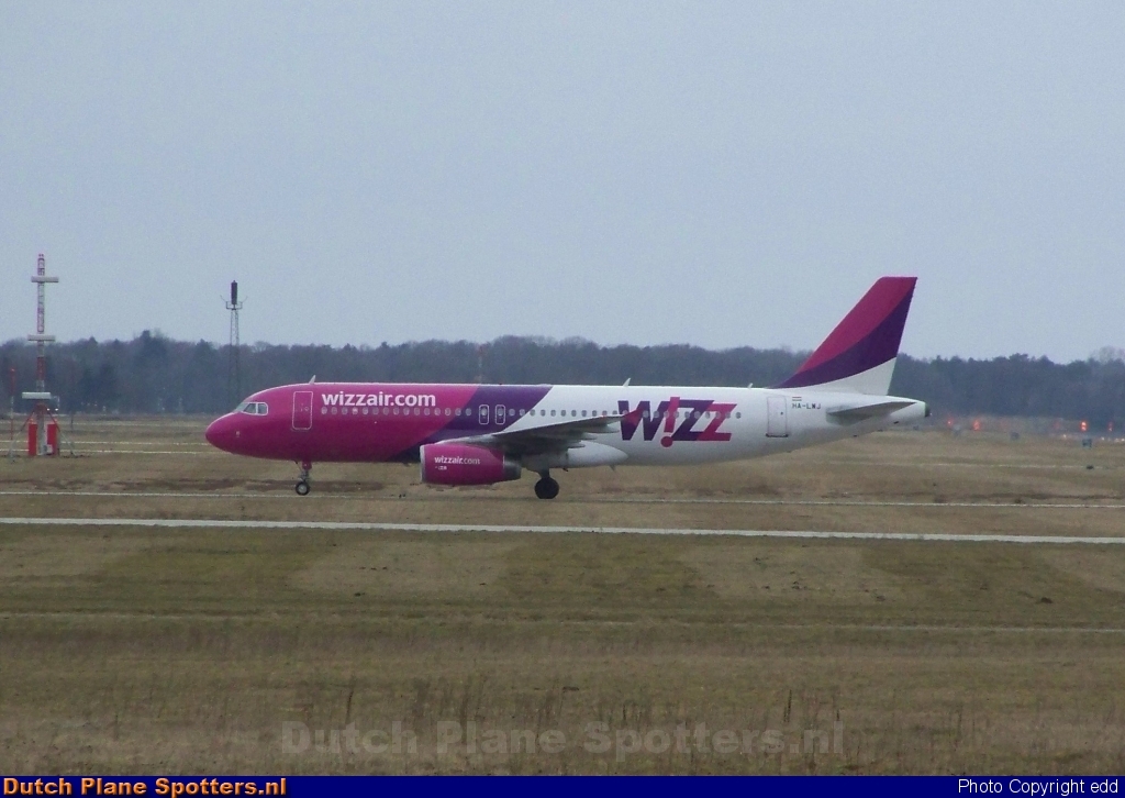 HA-LWJ Airbus A320 Wizz Air by edd