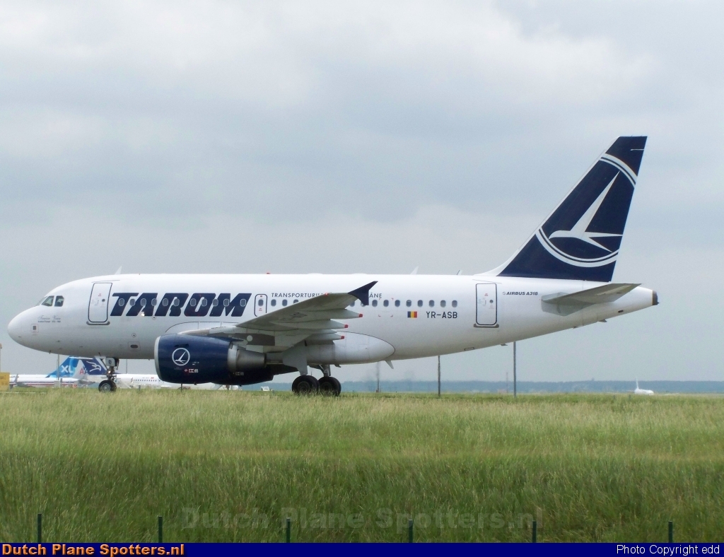 YR-ASB Airbus A318 TAROM by edd