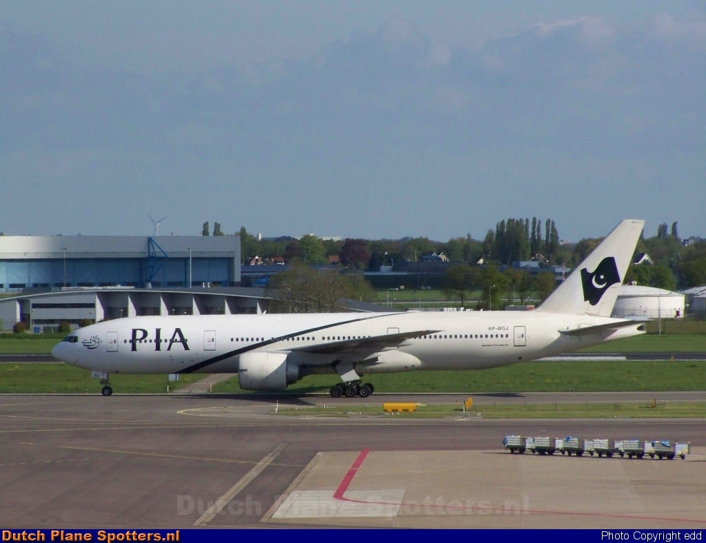 AP-BJG Boeing 777-200 PIA Pakistan International Airlines by edd