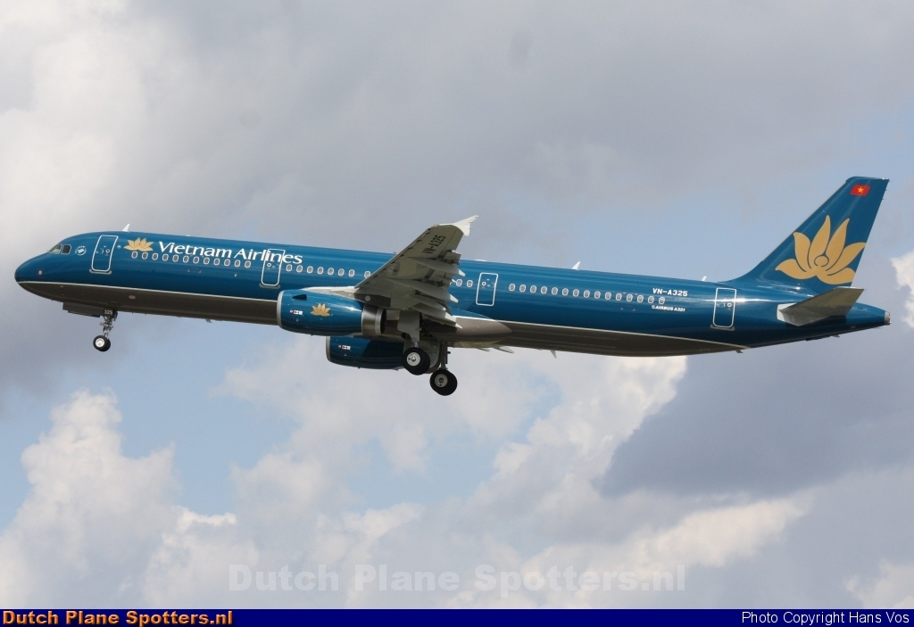 VN-A325 Airbus A321 Vietnam Airlines by Hans Vos